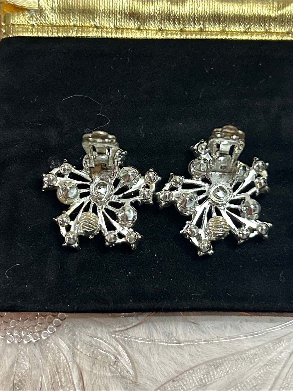 Vintage Snowflake rhinestone and faux clip on earrings - Picture 5 of 7